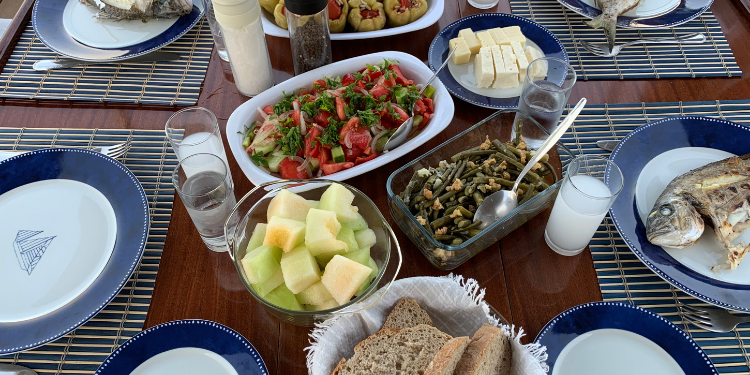 100luk Raki 2 100 lük rakı, Türkiye'de en popüler içkilerden biridir. Özellikle yaz aylarında, sıcak havada sofraların vazgeçilmez içeceği haline gelmiştir. Rakının farklı türleri olsa da, 100'lük rakı en sevilen içkidir. Bu makalede, 100'lük rakının nasıl yapıldığından ve fiyatlarından bahsedeceğiz.