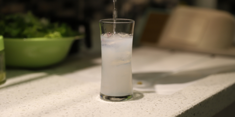 100luk Raki 3 100 lük rakı, Türkiye'de en popüler içkilerden biridir. Özellikle yaz aylarında, sıcak havada sofraların vazgeçilmez içeceği haline gelmiştir. Rakının farklı türleri olsa da, 100'lük rakı en sevilen içkidir. Bu makalede, 100'lük rakının nasıl yapıldığından ve fiyatlarından bahsedeceğiz.