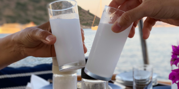 100’lük Rakı: Türkiye’nin En Sevilen İçkisi