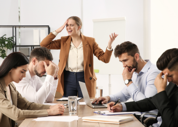 İş hayatında verimli çalışmak her profesyonelin arzuladığı bir hedef olabilir. Ofis ortamında, iş performansını artırmak, zamanı etkili kullanmak ve motivasyonu yüksek tutmak için bir dizi hile ve yöntem bulunmaktadır