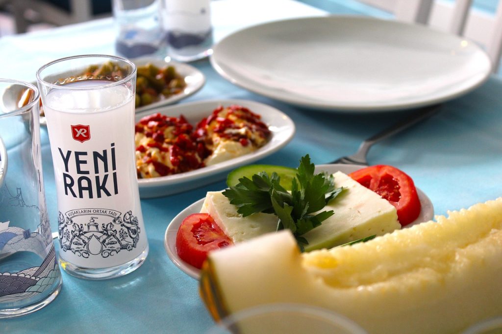 alcohol gf52534bc1 1280 100 lük rakı, Türkiye'de en popüler içkilerden biridir. Özellikle yaz aylarında, sıcak havada sofraların vazgeçilmez içeceği haline gelmiştir. Rakının farklı türleri olsa da, 100'lük rakı en sevilen içkidir. Bu makalede, 100'lük rakının nasıl yapıldığından ve fiyatlarından bahsedeceğiz.